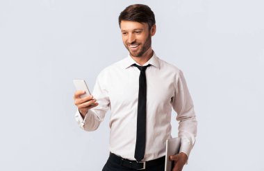 İş Uygulaması Kavramı. Happy Man Beyaz Stüdyo Arka Plan Üzerinde İnternet Tarama Telefon Holding Tablet Kullanma. Boş Alan