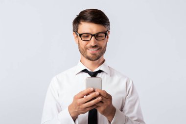 İş Sohbeti. Beyaz Stüdyo Arka Plan Üzerinde Cep Telefonu Üzerinde Gülen Adam Mesajlaşma. Boş Alan