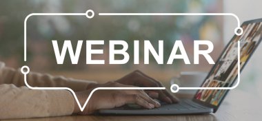 İnternetteki konferans ekranı ve kafenin içi olan dizüstü bilgisayarda yazan kadın elleri. Bilgisayarda çalışan ve kafede kahve içen siyahi kadın üzerine beyaz webinar metin, çevrimiçi eğitim için yaratıcı resim