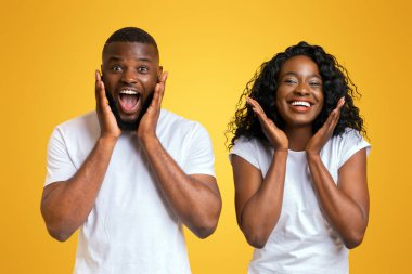 Duygusal Siyah Çift Dokunmayan Yanaklar Sarı Arka Plan, panorama