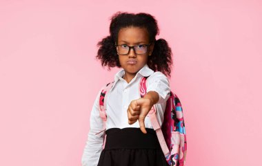 Hoşlanmamak. Siyahi Liseli Kız 'ın sarı arka planda duran bir şeyi yargılaması ve onaylamaması hoşlarına gitmiyor. Stüdyo Çekimi