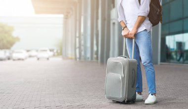 Transfer bekleniyor. Tanımlanamayan Adam Bavul, Kesilmiş Görüntü, Boş Boşluklu Panorama ile Havalimanı Terminali 'nin yanında duruyor
