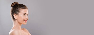 Fotokopi odasına bakan yarı çıplak genç bir kadının profil portresi, gri stüdyo arka planı, panorama