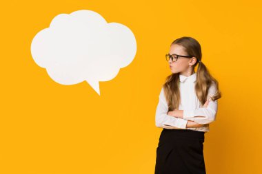 Hoşnutsuz Liseli Kız Olumsuz Düşünen Düşünceler Sarı Arkaplan Üzerine Konuşma Baloncuğu 'nun yanında duruyor. Mockup, Stüdyo Çekimi