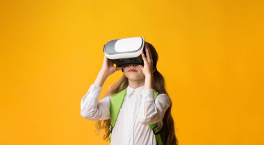 VR Gözlüklü Küçük Liseli Kız Yenilikçi Okul Dersi sırasında Sanal Gerçekliği Tecrübe Ediyor. Panorama