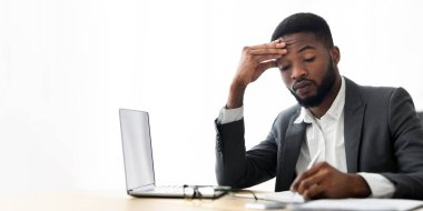 Ofiste işyerinde not defterine not alan odaklanmış Afro-Amerikan çalışan, kopyalama alanı