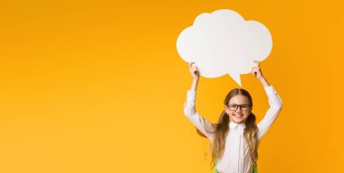 Sarı Stüdyo Arka Plan Üzerinde Konuşma Bubble Overhead Holding Gülümseyen İlköğretim Öğrencisi Kız. Okulu düşünüyorum. Mockup, Boş Alan