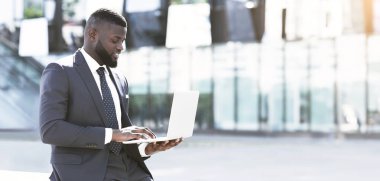 Şehirde kahve molası sırasında laptopta çalışan başarılı bir Afro Girişimci. Boş Boşluk