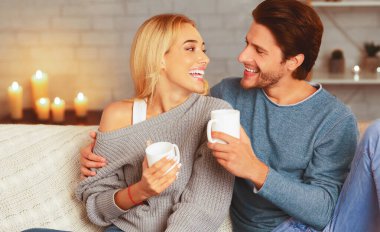 Evde Randevu. Sevgi dolu bir çift, güler, kahve içer, sohbet eder ve akşamları koltukta oturup kucaklaşır. Seçici Odaklanma