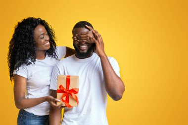 Boyfreind'e hediye etmek. Sevgilisi ile Afrikalı kız