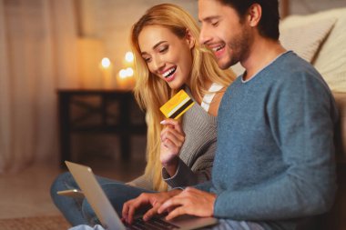 Online Alışveriş. Erkek ve Kadın Holding Laptop Ve Kredi Kartı Internet Kapalı Şeyler Satın Alma. Seçici Odak