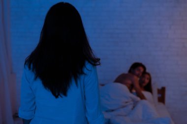 Aldatma ve sadakatsizlik. Kız arkadaşı, sadakatsiz erkek arkadaşını başka bir kadınla yatakta yakalamış. Düşük Işık