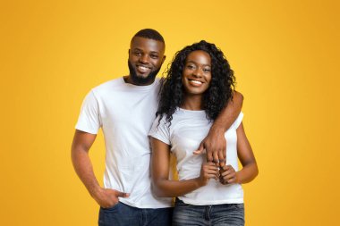 Güzel Siyah Çift Sarı Arka Plan, boş alan üzerinde Sarılma mı