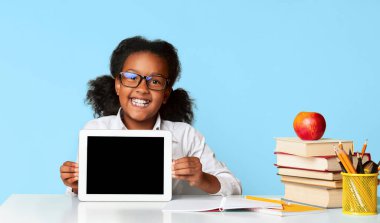 Afro-Amerikalı Liseli Kız Tablet Boş Ekranı Sarı Stüdyo Arkaplanda Oturuyor. Okul ve Eğitim Uygulamaları. Model