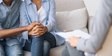 İlişki Koçluğu. Lovely Afro-Amerikan Eşler Psikologlar Ofisi'nde Evlilik Danışmanlığı Üzerine Uzlaşma sonra Sarılma. Seçici Odak