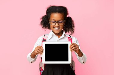 E-öğrenme. Afro-Amerikalı Öğrenci Tablet Bilgisayar Gösteriyor. Ekran boş. Sarı Stüdyo Arkaplan Üzerinde Uzak Çevrimiçi Okul..