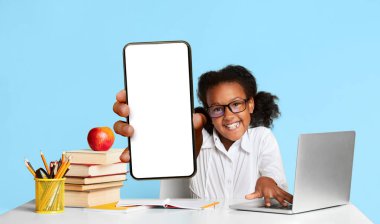 Çevrimiçi Sınıflar. Laptop 'taki Afrikalı Liseli Kız Evden Öğrenme Dersi sırasında elini kaldırıyor. Sarı Arkaplan, Stüdyo Çekimi