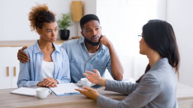 Emeklilik Planlaması. Afrika kökenli Amerikalı eşler mali müşavirlik bürosunda yatırım danışmanlığı yapıyorlar. Seçici Odaklanma