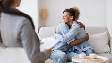 Etkili Çiftler Terapisi. Genç Afro Karı Koca Psikoterapistler Ofisi'nde bir kavga sonra makyaj Sarılma. Seçici Odak