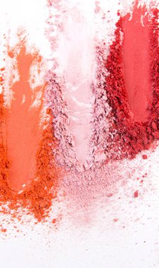 Makyaj, beyaza allık darbeleri. Ezilmiş palet, renkli toz, makyaj sanatı, dikey panorama