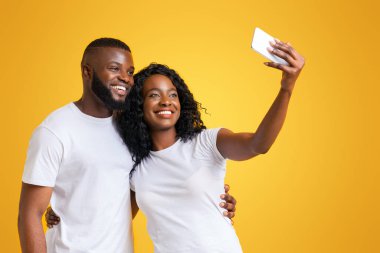 Bir selfie için birkaç gülümseme, fotoğrafı çekmek için telefonu tutan kadın..