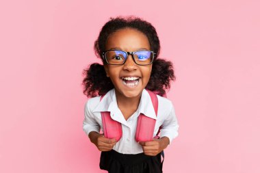 Mutlu Afrikalı Amerikalı Schoolgirl Sarı Studio Arka Plan Over Kamera At Gülüyor. Yüksek Açılı Atış