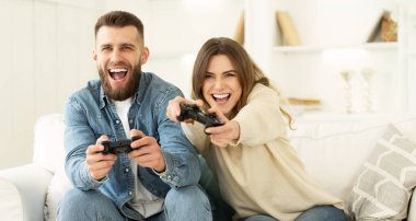 Xbox hayranları. Crazy Couple Playstation'da VideoOyunu Oynamanın Keyfini Çıkarıyor, Evde Dinleniyor