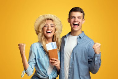 Pasaportlu mutlu çift vize almalarını, seyahate hazır olmalarını, boş yerleri olan panoramaları kutluyorlar.