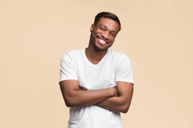 Kameraya gülümseyen Afro-Amerikan Adam Sarı Arkaplan 'ın üzerinde duruyor. Stüdyo Çekimi