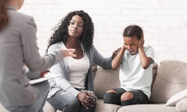 Çocuk sahibi olmak zor bir kavram. Siyahi anneyi önemseyen küçük yaramaz kızını psikolog muayenehanesinde rahatlatan