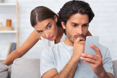 Güvensizlik. Kıskanç Karısı, Arka DanSı'nda Duran Telefonda Mesaj Atarken Aldatan Koca'yı Gözetliyor. Seçici Odak