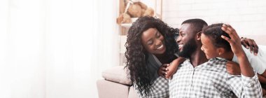 Sevgiyle çevrili. Afrikalı Amerikalı bir adam karısı ve kızıyla evde vakit geçirip hafta sonunun tadını çıkarıyor..