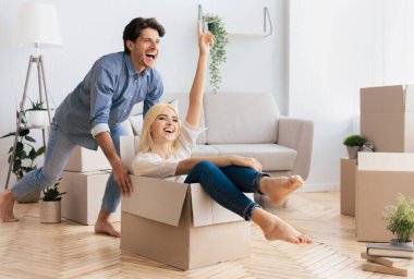 Ev Sahipleri. New House 'da eğlenen bir çift. Taşınan Kutudaki Erkek Sürücü Kadın Apartman Almayı Kutluyor. Boşluğu Kopyala
