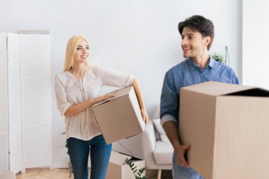 Taşınma Evi. Paketli kutular taşıyan mutlu çift yeni eve giriyor. Seçici Odaklanma