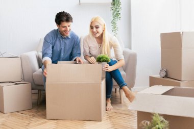 Hareketli Daire. Karı koca paketleme kutuları kapalı koltukta birlikte oturuyorlar. Boş Boşluk