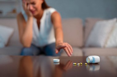 Depresyon Kavramı. Desperate Woman Evde Kanepede Oturan Antidepresan veya Uyku Hapları için ulaşan. Seçici Odak