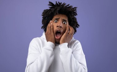 Siyahi genç adam korkmuş, Violet stüdyosunda panik içinde bağırıyor. Korkan ya da korkan Afro-Amerikalı ergen fobisi vardı. Negatif insan duyguları konsepti