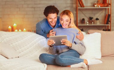Hafta sonu. Rahatlamış eşler tablet bilgisayarda geziniyor internete bakıyor ya da evdeki koltukta oturmuş film izliyor. Seçici Odaklanma