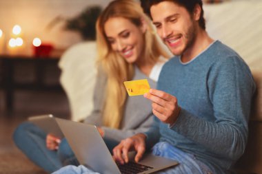 Karı Koca Alışveriş Online Laptop Ve Kredi Kartı Kullanarak Kanepede Kapalı Oturan. E-Ticaret Konsepti. Seçici Odak