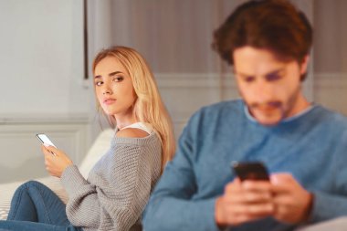 Hile yapıyor. Şüpheli Eş Kocasının Evde Aldatıldığından Şüphelenen Mesajlaşmasını İzliyor. Seçici Odaklanma