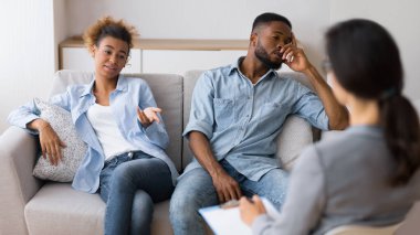 Evlilikte kayıtsızlık. Afrika kökenli Amerikalı eş, kocasını evlilik terapistleri ofisinde onun yanında otururken suçladı..