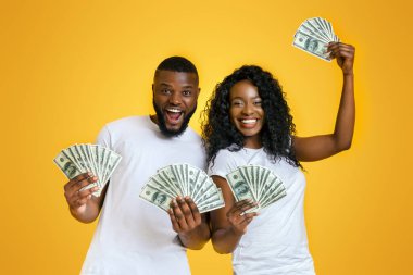 Mutlu Siyah Çift Holding Dolar, sarı stüdyo arka plan