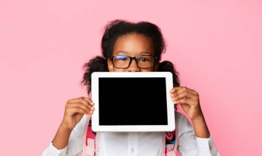 Çevrimiçi Okul ve E-Öğrenme. Liseli Kız Boş Ekran Sınıfları ve Sarı Arkaplanda Uzaktan Öğrenme ile Sayısal Tablet Tutuyor.