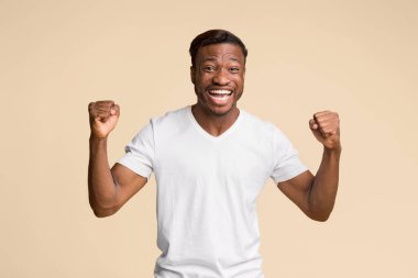 Öyle mi? Heyecanlı Siyah Adam Sarı Arkaplanda Titreyen Yumruklar Bağırıyor. Stüdyo Çekimi