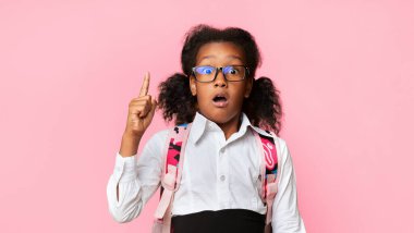 Sarı Stüdyo Arkaplanında Duran Kameraya Bakan Harika Afrikalı Kız Parmak Gösteriyor. Panorama