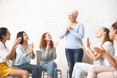 Grup Psikoterapi Konsepti. İçeride grup terapisi sırasında psikolojik yardım ve destek için minnettar olduğunu ifade eden olgun bir kadın. Seçici Odaklanma