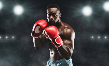 Genç kendine güvenen afro-amerikan boksör poz ayakta ve savaşmaya hazır, stadyum arka plan, kopya alanı
