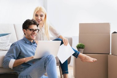 Kutuları açtıklarında ve yeni evlerindeki bir dizüstü bilgisayarda internete baktıklarında birkaç gülümseme..