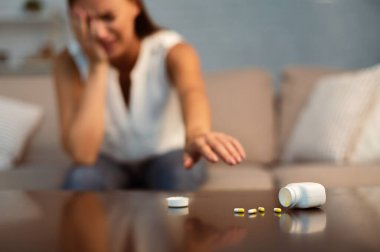 Depresyon. İntihar Kız Kanepede Kapalı Oturan Antidepresan Veya Uyku Hapları Sonra Ulaşan. Seçici Odak, Sığ Derinlik