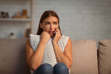 Panik atak. Korkak Kız elinde telefonla Yastığı kucaklayan birini arıyor. Kapalı bir odada oturuyor..